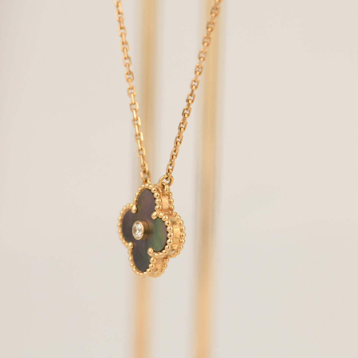 [Spark]CLOVER 15MM DIAMOND AND MOTHER-OF-GREY NECKLACE